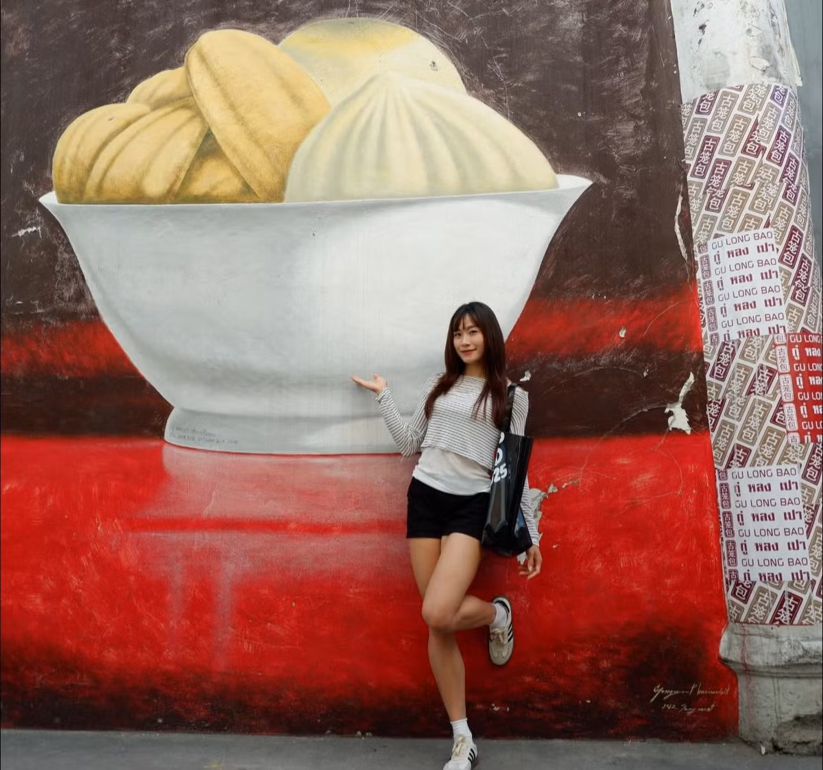 Cách phối đồ giúp tôn lên đôi chân dài, thon gọn – lợi thế hình thể nổi bật của nữ tuyển thủ sinh năm 1999.