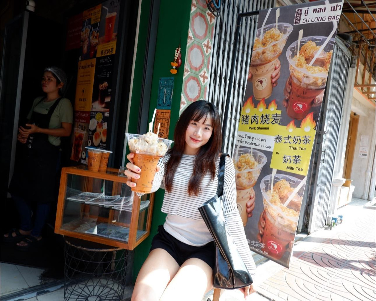 Giữa không gian đường phố đậm chất Á Đông, từ những bức tường tranh cổ đến bờ sông thoáng đãng, Mỹ Tiên xuất hiện với nụ cười rạng rỡ, phong thái tự nhiên và tràn đầy năng lượng.