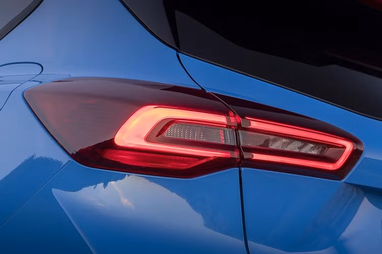 Với những người mua trẻ tuổi, đây là cánh cổng dẫn đến trải nghiệm lái xe thực sự thú vị. Với những người mua lớn tuổi hơn, đây là minh chứng cho thấy tính thực dụng không hề nhàm chán. Ford Focus là mẫu xe đại trà hiếm hoi có thể làm hài lòng hầu hết mọi người.