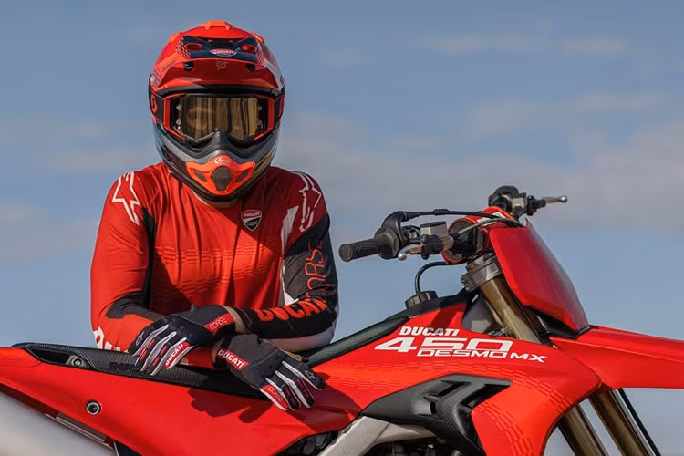 Động cơ này có thể sẽ được kết hợp với hộp số sáu cấp tỷ số truyền rộng thông thường và – một lần nữa dựa theo thông số kỹ thuật của Desmo450 MX – có thể sẽ được trang bị hệ thống sang số nhanh.