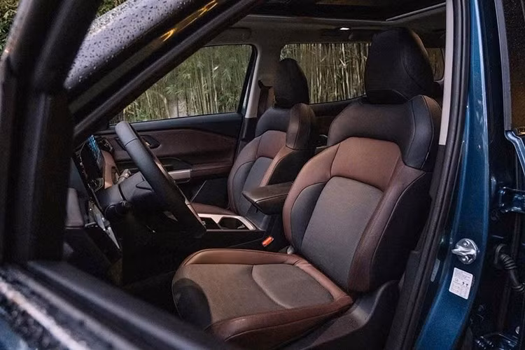 Hệ thống tiện nghi trên xe bao gồm màn hình giải trí trung tâm 12,3 inch, màn hình kỹ thuật số 8 inch và dàn âm thanh Yamaha Premium, mang đến trải nghiệm giải trí sống động trên mọi hành trình.