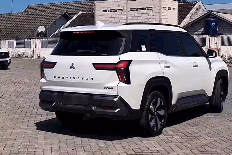 Với số tiền đặt trước chỉ 10 triệu đồng, khách hàng sẽ nhận được gói quà tặng gồm phim cách nhiệt cao cấp thương hiệu Wincos và phiếu ưu đãi dịch vụ trị giá 3 triệu đồng, nâng tổng giá trị ưu đãi lên tới 14,5 triệu đồng.