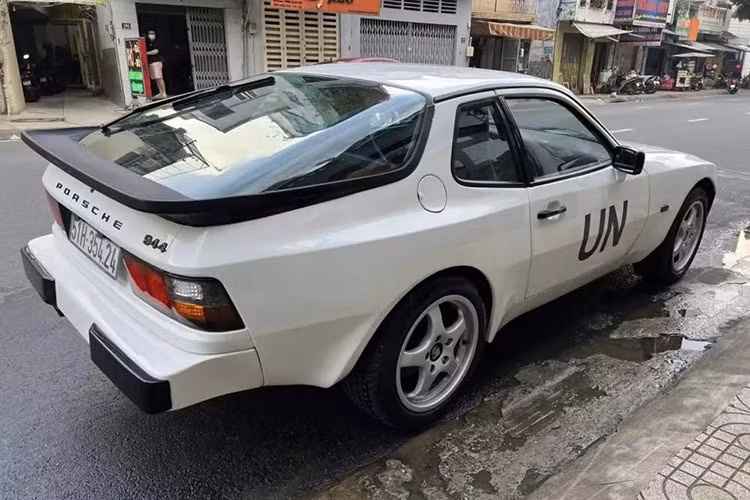Điều thú vị là đây chính là xe Porsche 944 thứ 2 của ông và nó sẽ khiến cho nhiều người hâm mộ xe thể thao Đức không thích vì được phá cách so với xe nguyên bản. Lý lịch của chiếc xe Porsche 944 này không xa lạ gì với các dân chơi, nó từng có màu vàng, đen và sau đó lột xác hoàn toàn khi về tay "Qua" Vũ.