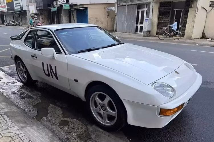 Một chiếc Porsche 944 đời cổ thuộc dạng hiếm vừa xuất hiện tại TP.HCM, nước sơn của xe vẫn còn khá mới và ấn tượng hơn, người cầm lái chính là nhà sưu tập xe hàng đầu ở Việt Nam cũng như châu Á với dàn xe gần 800 chiếc - ông Đặng Lê Nguyên Vũ.