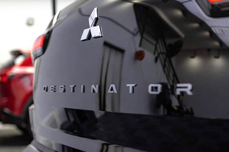 Về ngoại hình, Mitsubishi Destinator nổi bật với thiết kế vững chãi, đậm chất SUV, khoảng sáng gầm lên tới 214 mm kết hợp cùng bộ mâm 18 inch giúp xe vận hành linh hoạt trên nhiều địa hình. Phần đuôi xe được tạo hình bề thế, đồng thời đảm bảo tính tiện dụng trong sử dụng hàng ngày.