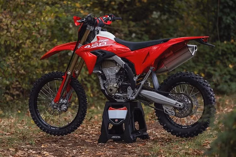 Việc ra mắt Ducati Desmo450 Enduro 2026 như một phần của kế hoạch "chiến thắng ở mọi nơi trong môn thể thao đua xe", theo lời tay đua Tony Cairoli, chiếc xe xi-lanh đơn này dự kiến ​​ra mắt vào năm 2027. Nhưng giờ đây nó đến sớm hơn dự kiến ​​ban đầu.