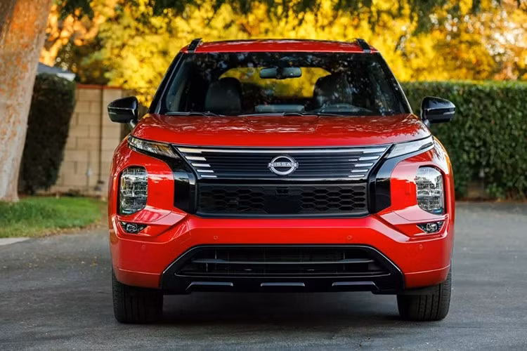 Mức giá xe Mitsubishi Outlander PHEV hiện đang có giá khởi điểm từ 40.445 USD (khoảng 1 tỷ đồng) tại Mỹ. Nissan Rogue Plug-In Hybrid 2026 mới dự kiến có mặt tại đại lý tại Mỹ vào đầu năm 2026.