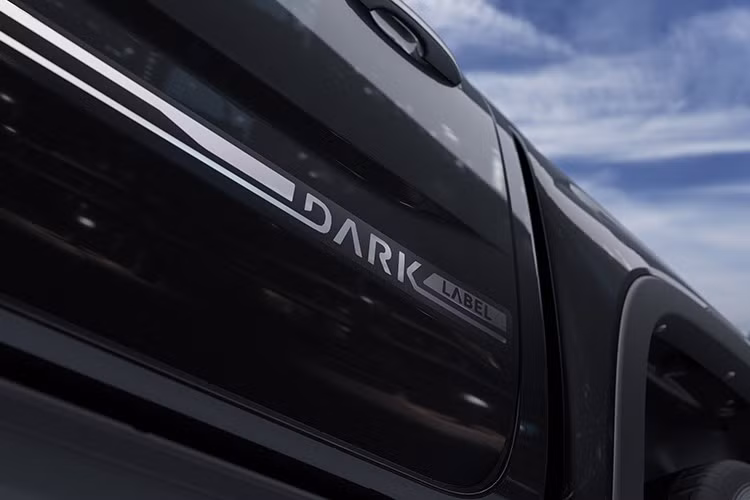 Trang web chính thức của Volkswagen tại Đức tiết lộ Amarok Dark Label mới có giá 67.736 euro (tương đương 78.673 USD - khoảng 2,05 tỷ đồng), đã bao gồm thuế, thấp hơn phiên bản Amarok PanAmericana có giá từ 73.740 Euro (85.646 USD - khoảng 2,23 tỷ đồng).