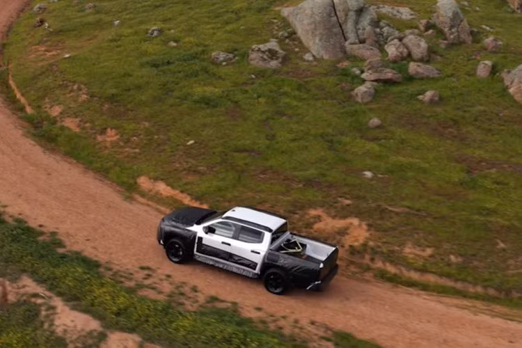 Dù chưa có xác nhận chính thức, cách Nissan “phớt lờ” sự kiện ô tô lớn nhất Thái Lan – vốn có ảnh hưởng lớn đến thị trường Đông Nam Á – khiến giới quan sát đặt câu hỏi về chiến lược sắp tới của hãng tại khu vực này. Trong khi các đối thủ như Mitsubishi Triton, Ford Ranger hay Toyota Hilux đều duy trì vị thế vững chắc, Navara đang ngày càng mất dần sức hút và thị phần.