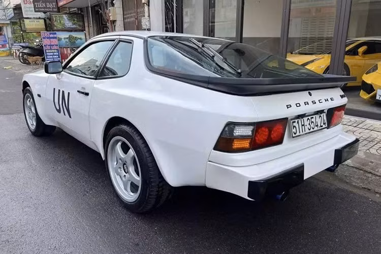 Trong giai đoạn sản xuất, Porsche 944 được phân loại là xe thể thao hiệu suất cao. Mẫu xe trang bị động cơ I4 dung tích 2.5L, 2.7L hoặc 3.0L, đi kèm hộp số tự động hoặc số sàn, cho công suất từ 150 đến 250 mã lực tùy phiên bản.