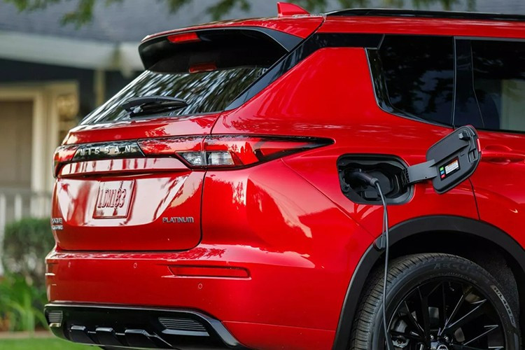 Mẫu xe SUV Nissan Rogue PHEV 2026 mới sẽ được trang bị mâm hợp kim 20 inch và các chi tiết màu đen tương tự bản Outlander Black Edition, nhưng bổ sung thêm các ốp cùng màu thân xe để tăng độ nhận diện.