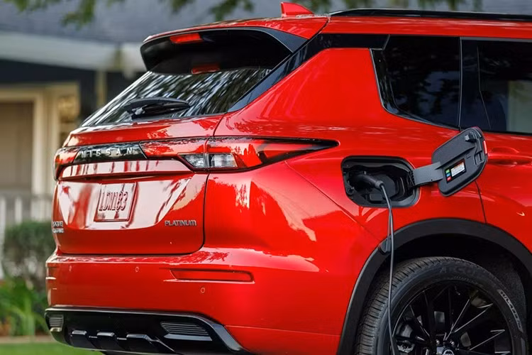 Mẫu xe SUV Nissan Rogue PHEV 2026 mới sẽ được trang bị mâm hợp kim 20 inch và các chi tiết màu đen tương tự bản Outlander Black Edition, nhưng bổ sung thêm các ốp cùng màu thân xe để tăng độ nhận diện.