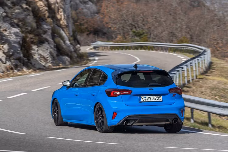 Công ty cũng đang tung ra hai mẫu crossover chạy điện, Explorer và Capri, cả hai đều dựa trên nền tảng MEB của Volkswagen. Chúng có kích thước gần bằng Focus, nhưng không mang tinh thần Focus.