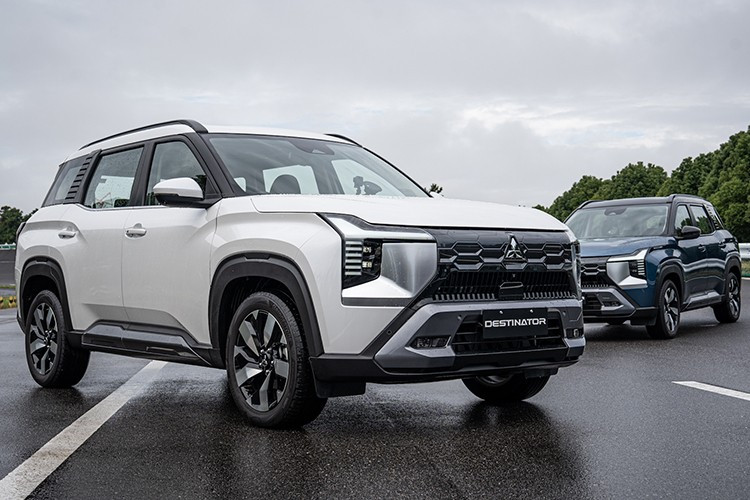 Riêng khách hàng thuộc hạng Bạch kim còn nhận thêm các phiếu ưu đãi dịch vụ khác, nâng tổng mức hỗ trợ lên đến 33 triệu đồng. Chương trình áp dụng cho các khách hàng hoàn tất thủ tục mua xe trong năm 2025, không quy đổi thành tiền mặt.