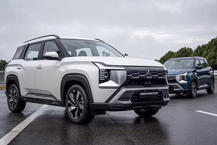 Riêng khách hàng thuộc hạng Bạch kim còn nhận thêm các phiếu ưu đãi dịch vụ khác, nâng tổng mức hỗ trợ lên đến 33 triệu đồng. Chương trình áp dụng cho các khách hàng hoàn tất thủ tục mua xe trong năm 2025, không quy đổi thành tiền mặt.