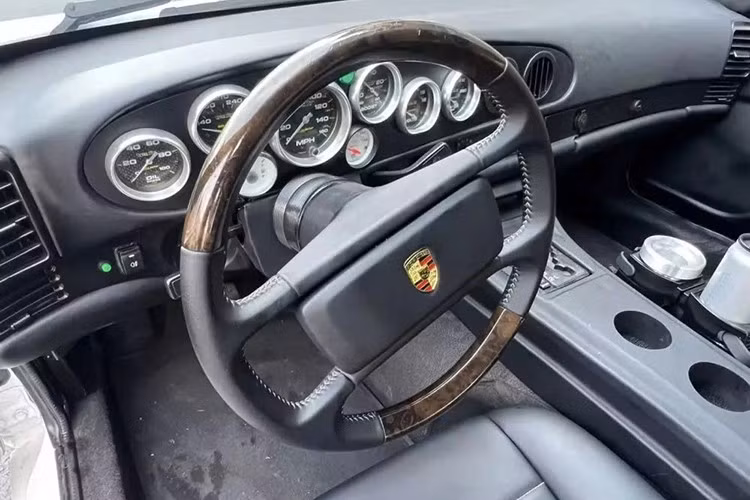 Kính chắn gió phía trước giờ là một bộ phận lắp chìm. Bánh xe kiểu "cookie cutter" được sử dụng trong những chiếc 944 đầu tiên đã được nâng cấp thành bánh xe kiểu "quay số điện thoại" mới (bánh xe Fuchs vẫn là một tùy chọn).