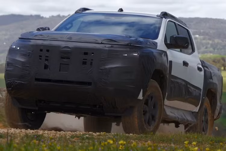 Đáng chú ý, mẫu xe này không còn là sản phẩm phát triển độc lập của Nissan, mà được xây dựng dựa trên nền tảng Mitsubishi Triton – một bước đi trong chiến lược hợp tác nội bộ thuộc liên minh Renault-Nissan-Mitsubishi.