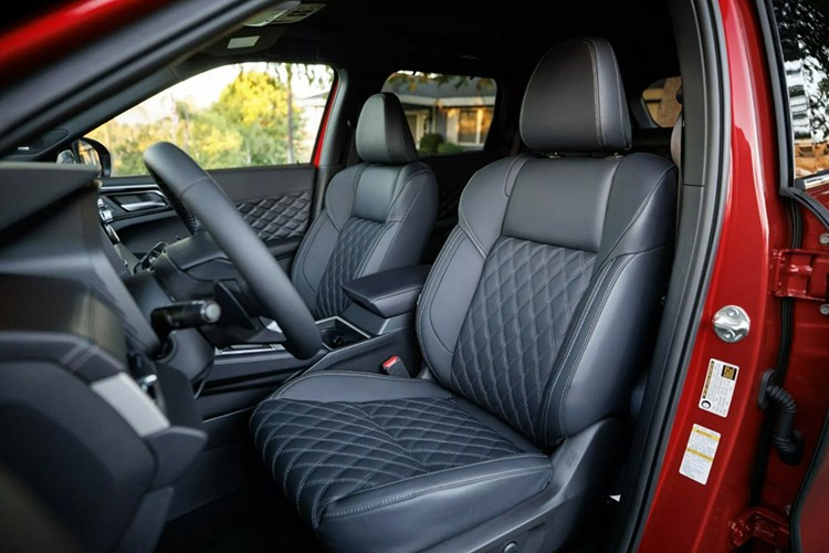 Theo cấu hình được công bố, Rogue PHEV dùng động cơ xăng 2.4L kết hợp hai mô-tơ điện và hệ dẫn động bốn bánh, cho tổng công suất 248 mã lực. Pin 20 kWh cho phép xe chạy tối đa khoảng 38 dặm (61 km) bằng điện hoàn toàn.