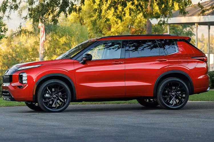 Việc Rogue Plug-in Hybrid "sao chép" Outlander PHEV cho thấy bước đi mới trong chiến lược khai thác liên minh giữa Nissan và Mitsubishi. Thế hệ hiện tại của Nissan Rogue, hay còn được gọi là X-Trail tại các thị trường khác trong đó có Việt Nam, đã ra mắt từ năm 2020 và được nâng cấp nhẹ vào cuối năm 2023.