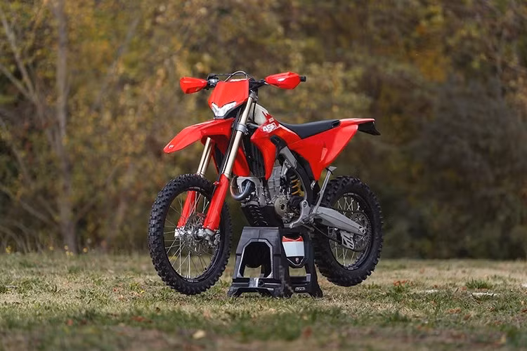 Chiếc xe môtô địa hình Ducati Desmo450 Enduro được các dân chơi "cào cào" mong đợi từ lâu hiện đã được xác nhận - mẫu enduro hợp pháp trên đường phố dự kiến ​​sẽ có mặt tại các phòng trưng bày từ tháng 7/2026.