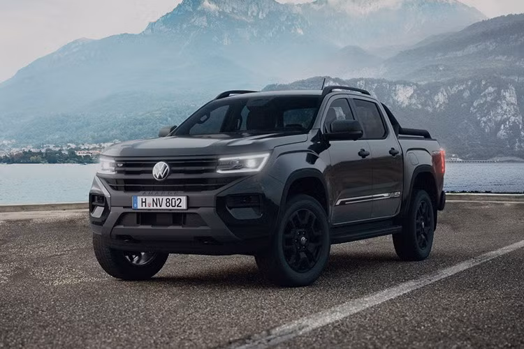 Volkswagen đã mất khá nhiều thời gian để đưa phiên bản Dark Label của Amarok trở lại trong năm 2026, tuy nhiên phiên bản này hiện đã có thế hệ thứ 2, với nhiều chi tiết màu đen ở bên ngoài và một số tiện ích độc quyền, cũng như nhiều trang bị khác.