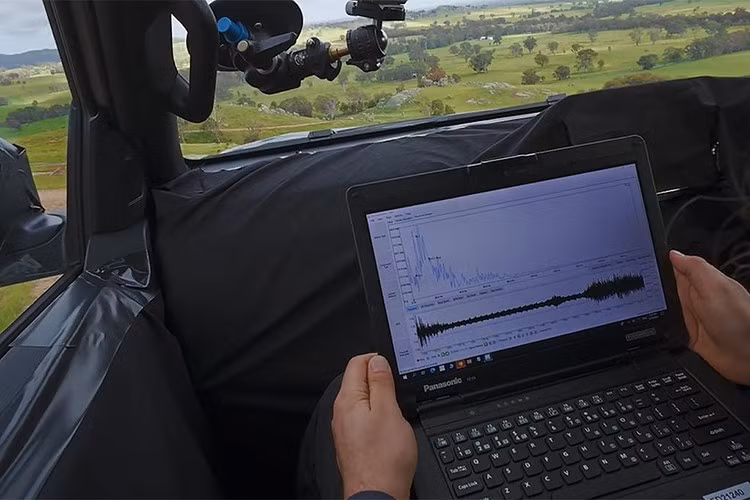 Dựa trên các video nguyên mẫu ngụy trang, Navara 2026 gần như giữ nguyên phần thân vỏ Triton, bao gồm cabin, cửa xe, gương chiếu hậu và kiểu dáng tổng thể. Hệ thống đèn pha hai tầng và lưới tản nhiệt cỡ lớn được duy trì, nhưng đèn định vị ban ngày sẽ có thiết kế riêng, thay vì họa tiết hình mũi tên như trên Triton.