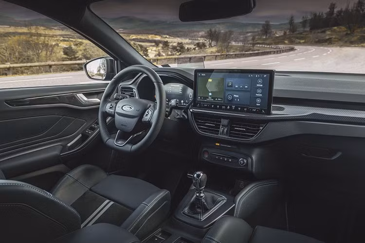 Tuy nhiên, vẫn có những dấu hiệu cho thấy Ford chưa hoàn toàn từ bỏ thị trường châu Âu. Autocar đưa tin Ford đang chuẩn bị ra mắt một mẫu crossover cỡ trung mới vào năm 2027, cạnh tranh với Kuga thay vì thay thế. Dự kiến, mẫu xe này sẽ được trang bị cả hệ truyền động hybrid và hoàn toàn chạy điện, một nỗ lực nhằm lấp đầy khoảng trống mà Focus để lại mà không quay trở lại với kiểu dáng hatchback cổ điển.