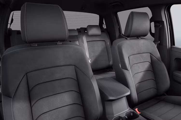 Xe cũng được trang bị thảm sàn nhung in chữ Dark Label và vô lăng bọc da với huy hiệu Dark Label. Màn hình 12,3 inch cũng được trang bị trên xe, và Volkswagen cho biết có hơn 25 hệ thống hỗ trợ, tùy thuộc vào từng trang bị.