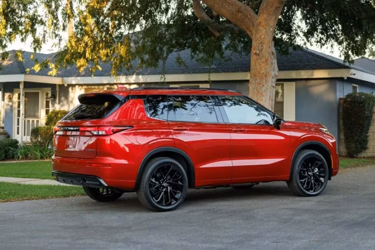 Nissan Rogue PHEV 2026 thừa hưởng gần như toàn bộ thiết kế và cấu trúc kỹ thuật từ Mitsubishi Outlander, bao gồm kiểu dáng thân xe, bố trí nội thất, hệ truyền động và các thông số kỹ thuật chính. Những điểm khác biệt chủ yếu nằm ở phần mặt trước, nơi Nissan thay đổi lưới tản nhiệt, logo và một số chi tiết trang trí để tạo dấu ấn thương hiệu.