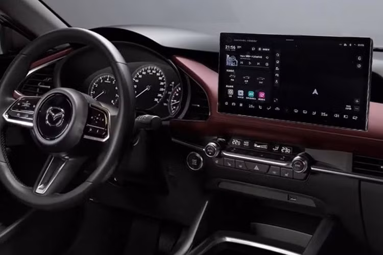 Kích thước tổng thể cũng được nâng lên đáng kể: chiều dài khoảng 4.830 mm – tiệm cận phân khúc sedan hạng D, giúp cải thiện đáng kể không gian hàng ghế sau, vốn là điểm yếu cố hữu của Mazda3 hiện tại.