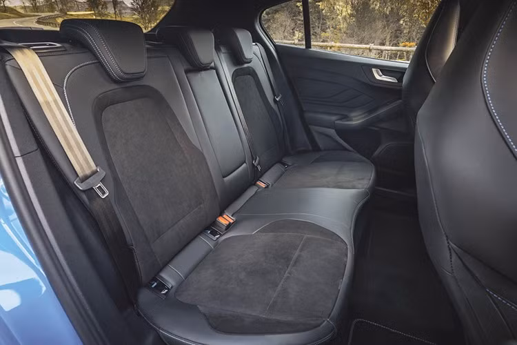 Sự ra đi của Focus cũng khiến Saarlouis rơi vào tình trạng bấp bênh. Nhà máy từng rộn ràng với nhịp điệu của một trong những mẫu xe nổi tiếng nhất của Ford. Giờ đây, nó chẳng sản xuất được gì. Ford vẫn chưa cam kết sản xuất sản phẩm mới cho nhà máy, cũng không xác nhận người mua. Đối với một nơi đã sản xuất hàng triệu chiếc xe kể từ cuối những năm 1960, sự im lặng này thật nặng nề.