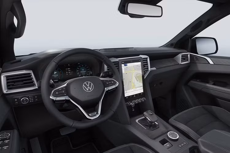 Khi mở cửa, bạn sẽ thấy nhiều điểm nhấn màu đen hơn, bởi Volkswagen Amarok Dark Label 2026 được trang bị trần xe và bảng điều khiển trung tâm màu đen Ebony Black, viền cửa màu đen và ghế ngồi ArtVelours tối màu.