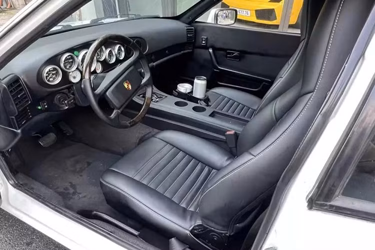 Về thiết kế, Porsche 944 nổi bật với cụm đèn pha “mắt ếch” đặc trưng của các dòng xe thể thao thập niên 1980-1990. Khi bật đèn, cụm đèn pha sẽ bật nâng lên, còn khi tắt sẽ nằm ẩn xuống. Còn ở chiếc xe này, cụm đèn nguyên bản đã được thay bằng đèn tròn, phần đuôi xe cũng được làm lại theo phong cách khác.