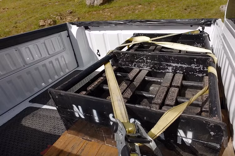 Nhiều khả năng Navara mới sẽ sử dụng chung hệ truyền động với Triton, gồm động cơ diesel 2.4L tăng áp 4N16 với hai mức công suất 184 mã lực/430 Nm và 204 mã lực/470 Nm. Các tùy chọn hộp số sàn hoặc tự động 6 cấp, hệ dẫn động Easy Select 4WD và Super Select 4WD-II, cùng hệ thống treo trước độc lập tay đòn kép và treo sau dạng lá nhíp tiếp tục được giữ lại.