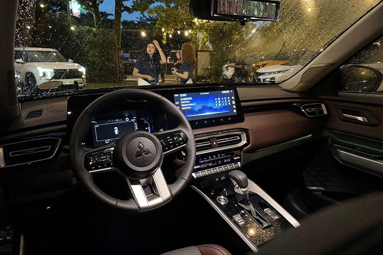 Không gian nội thất được bố trí ba hàng ghế rộng rãi, mang lại sự thoải mái cho cả bảy hành khách. Các hàng ghế có thể điều chỉnh linh hoạt, hỗ trợ tối ưu việc chở thêm hành lý.