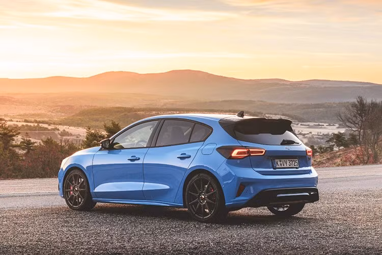 Các nhân viên đã chia sẻ khoảnh khắc này trên mạng xã hội, lặng lẽ khép lại một chương từng định hình sự hiện diện của Ford tại châu Âu. Quyết định này không hề đột ngột. Ford đã thông báo vào năm 2022 rằng Focus sẽ ngừng sản xuất khi công ty đẩy mạnh quá trình chuyển đổi sang xe điện.