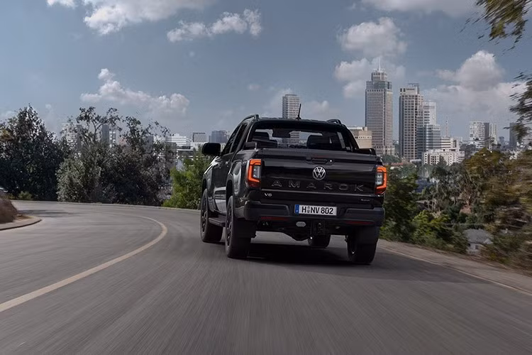 Đối với Amarok Aventura, khách hàng sẽ phải trả tối thiểu 74.971 Euro (87.075 USD - khoảng 2,27 tỷ đồng), và phiên bản cơ sở, Amarok Style, có giá từ 64.499 Euro (74.501 USD - tương đương 1,946 tỷ đồng).