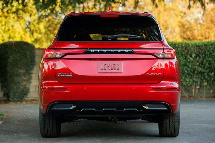 Rogue Plug-In Hybrid 2026 sẽ ra mắt công chúng tại Triển lãm Ô tô Los Angeles vào ngày 21/11. Giá bán chưa tiết lộ, nhưng nhiều khả năng sẽ tiệm cận Mitsubishi Outlander PHEV.