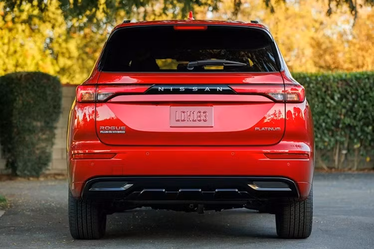 Rogue Plug-In Hybrid 2026 sẽ ra mắt công chúng tại Triển lãm Ô tô Los Angeles vào ngày 21/11. Giá bán chưa tiết lộ, nhưng nhiều khả năng sẽ tiệm cận Mitsubishi Outlander PHEV.