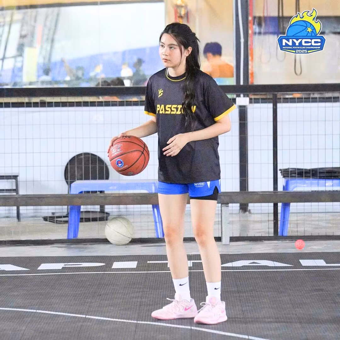 Trên MXH, ái nữ MC Quyền Linh là nàng thơ yêu kiều khiến bao người phải xuýt xoa vì nhan sắc, còn trên sân bóng, cô nàng lại năng động, quyết liệt vô cùng. Ảnh: NYCC