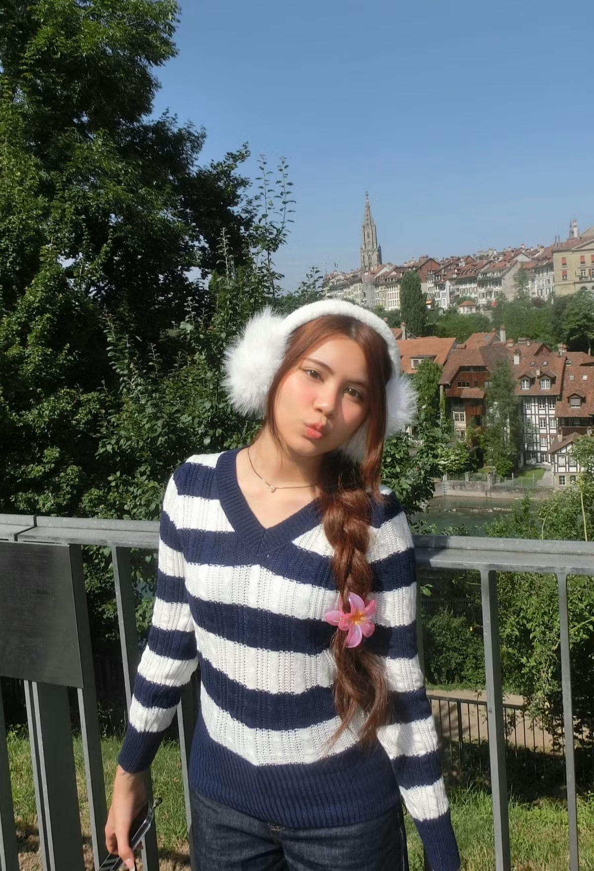 MC Quyền Linh từng tiết lộ con gái út thích công việc trong lĩnh vực truyền thông, vợ chồng anh đặt quy tắc các con phải học sau đó mới nghĩ đến chuyện vào showbiz. Ảnh sử dụng trong bài: FBNV