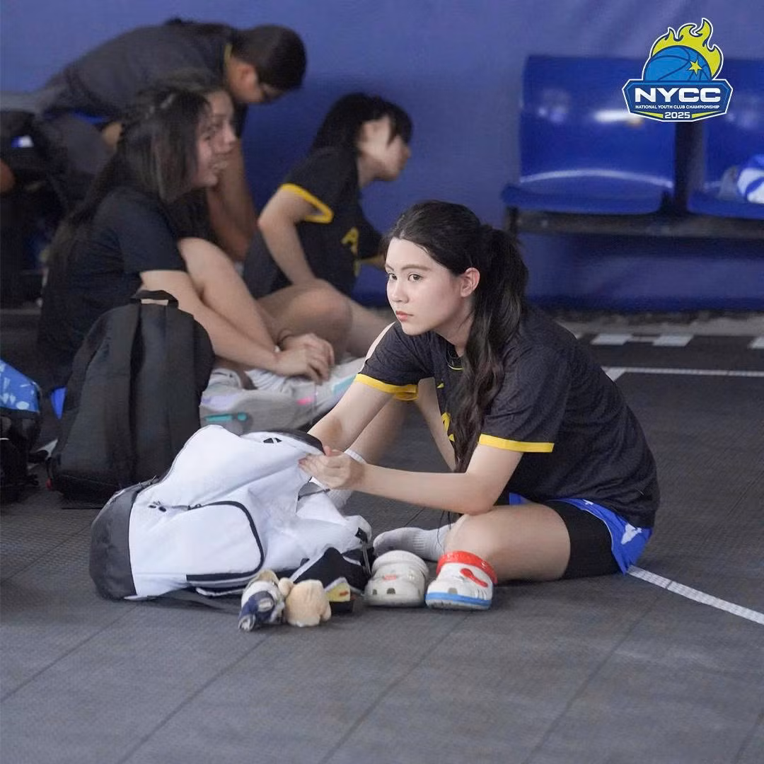 Trong hình ảnh cô nữ sinh năng động, mạnh mẽ với những bước chạy dứt khoát, cú đập bóng tự tin, ném bóng chuẩn xác, Hạt Dẻ khiến cư dân mạng không khỏi trầm trồ vì hai khía cạnh đối lập trong cùng một dáng hình. Ảnh: NYCC