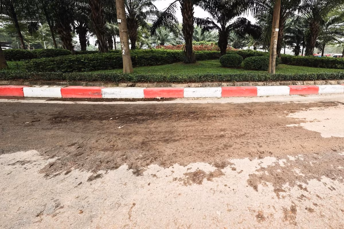 Khi trời nắng, lớp bùn này khô lại, bị bánh xe nghiền nhỏ thành bụi mịn.