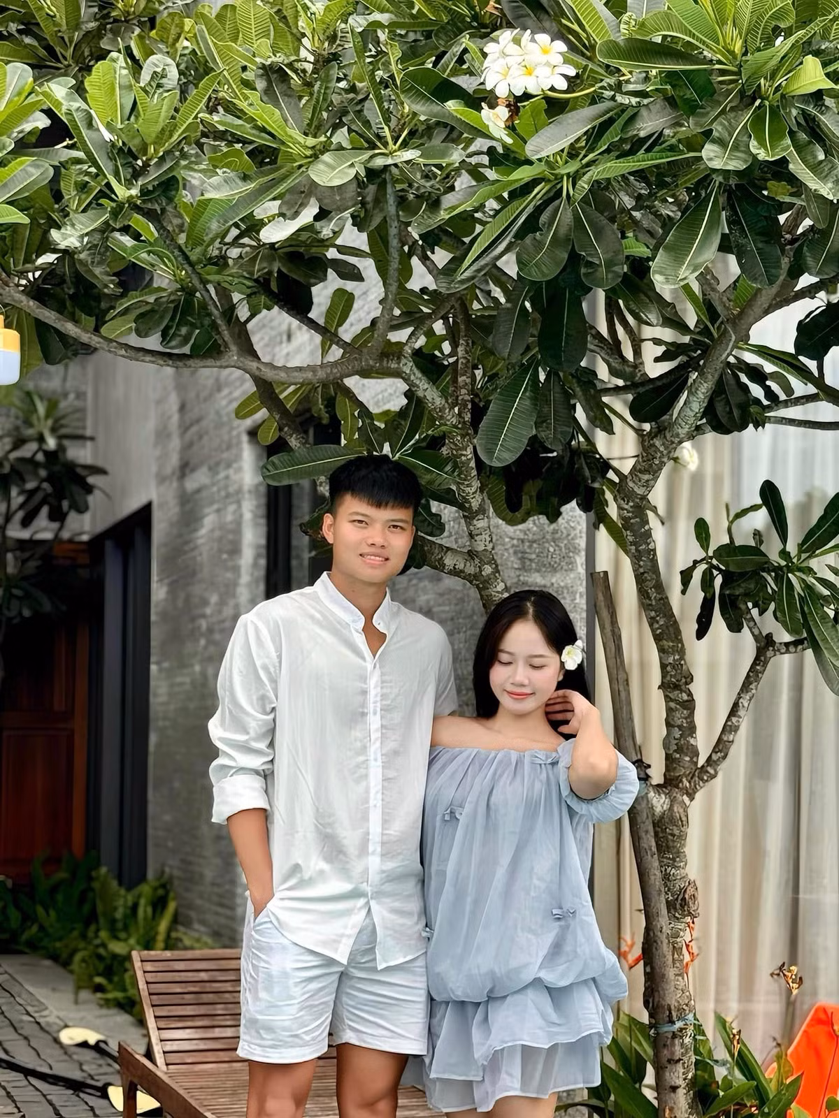 Tiền đạo Nguyễn Văn Tùng sinh năm 2001 này hiện đang thi đấu tại CLB Hà Nội. Bên cạnh khả năng chơi bóng ấn tượng, Văn Tùng còn sở hữu chiều cao 1m80, ngoại hình sáng nên luôn gây được chú ý mỗi khi ra sân.