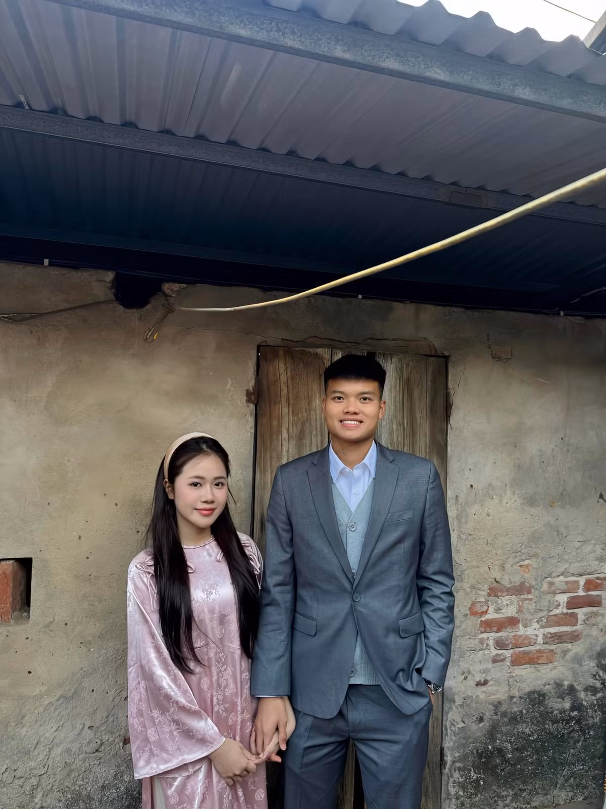 Phải 6 tháng sau Văn Tùng và hot girl ngân hàng mới quyết định về chung một nhà và tổ chức lễ cưới hứa hẹn sẽ có sự góp mặt của các HLV, cầu thủ Việt Nam.