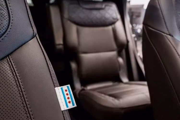 Đội ngũ phát triển cũng thêm vào một số chi tiết thú vị như hộp pizza từ tiệm Aurelio’s – quán pizza yêu thích của Giáo hoàng tại Chicago – cùng tấm biển mang dòng chữ “Da Pope”. Ford thậm chí còn đăng ký hai biển số đặc biệt tại bang Illinois cho chiếc xe là “DA POPE” và “LEO XIV”.