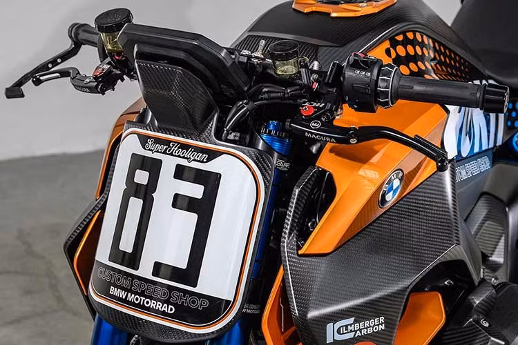 Mẫu xe này cũng được phát triển với mục đích tham gia giải đua Mission Foods Super Hooligan trong khuôn khổ MotoAmerica Daytona 200, cho thấy BMW không chỉ muốn tạo ra một bản concept trưng bày mà còn hướng tới khả năng vận hành thực tế trên đường đua.