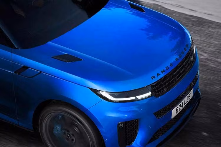 Đáng tiếc là động cơ của Range Rover Sport SV Ultimate Edition không có gì nâng cấp so với bản SV tiêu chuẩn. Xe vẫn sử dụng động cơ xăng V8, tăng áp kép, dung tích 4.4L do BMW cung cấp, kết hợp hệ thống mild hybrid, cho công suất tối đa 626 mã lực cùng mô-men xoắn cực đại 750 Nm.