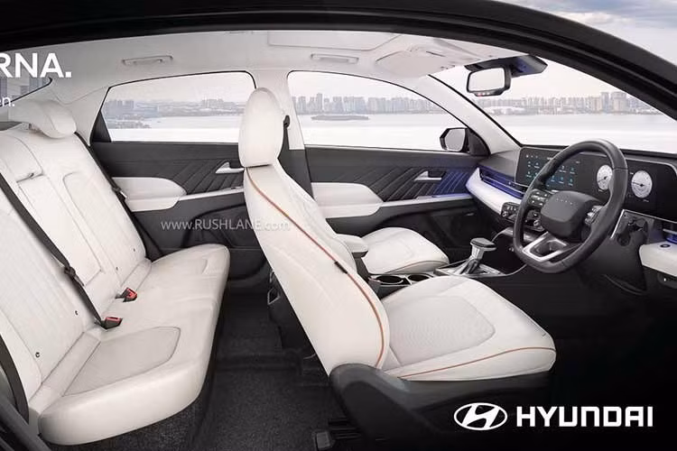 Bên trong, Accent 2026 được trang bị khoang lái tinh chỉnh với nhiều tính năng tiện nghi và thuận tiện hơn. Mẫu sedan này được cung cấp vô lăng D-cut thể thao, ghế bọc da nhân tạo và ghế trước chỉnh điện/thông gió. Ghế lái hỗ trợ chỉnh điện 8 hướng với chức năng nhớ vị trí và tính năng thu gọn khi người lái ra/vào xe. Trong khi đó, ghế hành khách có tính năng chỉnh điện 4 hướng.