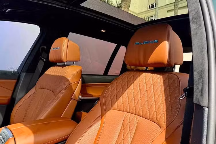 Một tấm biển trên xe sẽ cho biết đây là 1 trong 120 chiếc được sản xuất, trong khi mỗi tựa đầu phía trước sẽ có dòng chữ Alpina được thêu màu xanh lá cây và xanh dương. Hàng ghế thứ hai được trang bị ghế kiểu thuyền trưởng, trong khi hệ thống âm thanh vòm Bowers &amp; Wilkins Diamond Surround Sound cung cấp nhạc nền trên xe. Thảm sàn phía trước có logo Alpina mạ bạc.